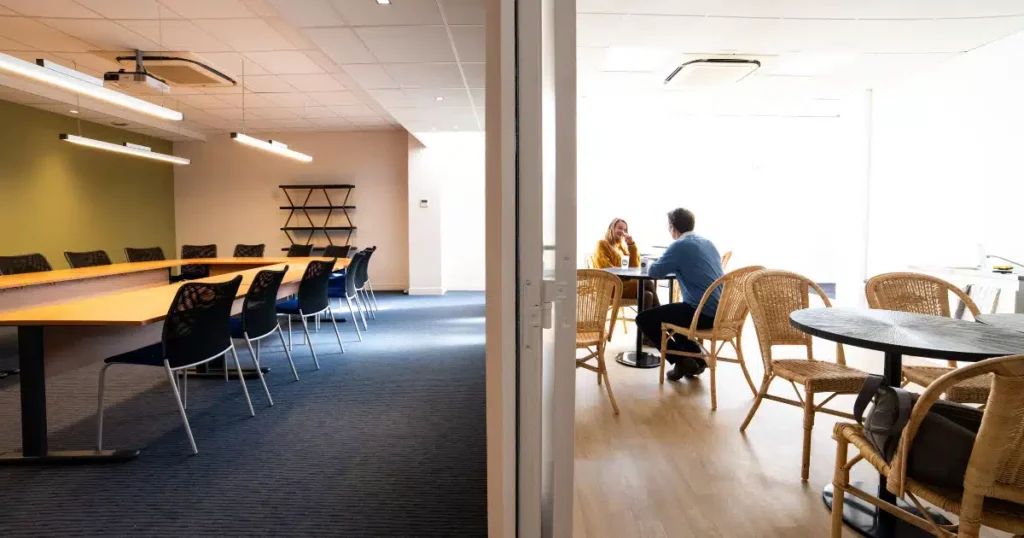 espace de coworking, salle de réunion et cafeteria
